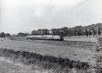 151067 Afbeelding van de electrische locomotief nr. 1158 (serie 1100) van de N.S. met internationale rijtuigen (T.E.E.) ...